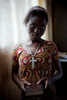 コンゴ民主共和国の首都キンシャサ（Kinshasa）で、魔女に認定されたため教会で牧師との同居を強いられている13歳の少女（2010年10月10日撮影）。(c)AFP/GWENN DUBOURTHOUMIEU