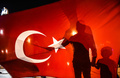 トルコのクーデター未遂後、イスタンブールのタクシム広場に集まるエルドアン政権の支持者（2016年7月16日撮影）。(c)AFP/BULENT KILIC