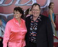 写真は上映会に出席したジョン・ラセッター監督（%%John Lasseter%%、右）。(c)AFP/Getty Images Ken Charnock