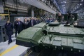 ロシア中部ニジニータギルのウラルバゴンザボード社の工場を視察するドミトリー・メドベージェフ前大統領（左から4人目、2022年10月24日撮影）。(c)SPUTNIK / AFP