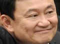 タイ・バンコク（Bangkok）の最高裁判所で、保釈が認められ笑顔を見せるタクシン・シナワット（Thaksin Shinawatra）元首相。(c)AFP/Pornchai KITTIWONGSAKUL