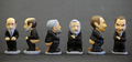 スペイン・カタルーニャ（Catalonia）地方のクリスマス恒例の排便人形「カガネル（Caganer、「排便」の意）が今年も製作され、サッカースペイン1部リーグのFCバルセロナ（%%FC Barcelona%%）所属の選手をはじめ、ロックンロールのレジェンド、英国のロイヤルファミリーが登場した。

カタルーニャでは18世紀頃から、クリスマスシーズンになると有名人が排泄する姿を模した陶器の人形を自宅内に隠し、招待客に探させるのが風習となっている。カガネルは翌年の豊穣（ほうじょう）、希望、繁栄の象徴とされる。

（左から右）社会労働党（PSOE）のアルフレド・ルバルカバ（Alfredo Perez Rubalcaba）氏、国民党（PP）のマリアノ・ラホイ（Mariano Rajoy）氏、スペインのホセ・ルイス・ロドリゲス・サパテロ（Jose Luis Rodriguez Zapatero）首相のカガネル（2011年11月8日撮影）。(c)AFP/LLUIS GENE&lt;a href=&quot;http://www.afpbb.com/article/sports/soccer/spain/2839725/8051270&quot;&gt;&lt;b&gt;＜記事本文へ戻る＞&lt;/b&gt;&lt;/a&gt;