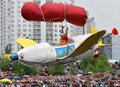 ウクライナの首都キエフ（Kiev）で2日、レッドブル（Red Bull）が主催する自作人力飛行機の大会「レッドブル・フライトデー」が実施された。大会には約35チームが参加し、思い思いに手作りしたユニークな人力飛行機で、水めがけて飛び込んだ。

写真は自作飛行機で滑空する人（2013年6月2日撮影）。(c)AFP/SERGEI SUPINSKY