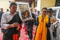 インドの首都ニューデリーで、ダライ・ラマ14世の87歳の誕生日を祝う会場に到着した亡命チベット人（2022年7月6日撮影）。(c)Prakash SINGH / AFP