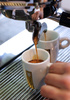 コーヒーの国際見本市「コーヒーの世界2013（World of Coffee）」が、南仏のニース（Nice）で26日から3日間の日程で開催中だ。27日には「カフェラテアート」選手権や「利き豆」選手権も行われた。

写真は、会場で提供されるコーヒー（2013年6月27日撮影）。(c)AFP/JEAN CHRISTOPHE MAGNENET