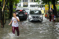冠水した道路。インドネシアの首都ジャカルタで（2020年2月25日撮影）。(c)BAY ISMOYO / AFP