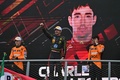 24F1第16戦イタリアGP決勝。表彰式に臨む（左から）2位に入ったマクラーレンのオスカー・ピアストリ、優勝したフェラーリのシャルル・ルクレール、3位に入ったマクラーレンのランド・ノリス（2024年9月1日撮影）。(c)Andrej ISAKOVIC/ AFP
