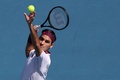全豪オープンテニス、男子シングルス準々決勝。サーブトスを上げるロジャー・フェデラー（2020年1月28日撮影）。(c)DAVID GRAY / AFP