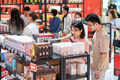海南省海口市内の高級品免税店で、品定めに余念のない観光客（2024年2月16日撮影、資料写真）。(c)People’s Daily/蘇弼坤