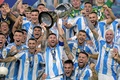 サッカーコパ・アメリカ決勝、アルゼンチン対コロンビア。トロフィーを掲げ、チームメートと優勝を喜ぶアルゼンチンのリオネル・メッシ（中央、2024年7月14日撮影）。(c)JUAN MABROMATA / AFP