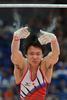 ロンドン五輪は28日、ノース・グリニッジ・アリーナ（North Greenwich Arena）で体操の男子予選が行われ、日本はミスを連発しながらも全体5位で団体決勝に進出した。

鉄棒の演技に臨む田中佑典（Yusuke Tanaka、2012年7月28日撮影）。(c)AFP/BEN STANSALL