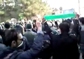 動画投稿サイト「ユーチューブ（YouTube）」に投稿された首都テヘラン（Tehran）で起きた改革派による反政府デモの様子。イランでは外国メディアによる改革派デモの取材は禁じられている（2010年2月11日撮影）(c)AFP/DSK
