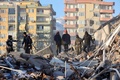 地震に見舞われたトルコ・カフラマンマラシュで、捜索活動を行う市民（2022年2月7日撮影）。(c)Adem ALTAN / AFP