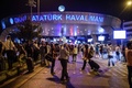 自爆攻撃に見舞われたトルコ・イスタンブールのアタチュルク国際空港の玄関口前に立つ人々（2016年6月28日撮影）。(c)AFP/OZAN KOSE