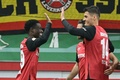 サッカードイツカップ2回戦、バイヤー・レバークーゼン対SVエルバースバーク。ゴールを決めてチームメートと喜ぶバイヤー・レバークーゼンのパトリック・シック（右、2024年10月29日撮影）。(c)INA FASSBENDER / AFP