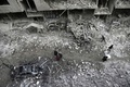 シリア政府軍とロシア軍によるものとされる爆撃があったシリア首都ダマスカス近郊の東グータで、損壊した建物の状況を調べる市民（2018年1月6日撮影）。(c)AFP PHOTO / ABDULMONAM EASSA