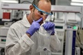 イスラエル企業ナノセントが開発した新型コロナウイルス感染症（COVID-19）用検査器のデモンストレーションをする研究員。イスラエル北部ミスガブの同社本社にて（2020年7月21日撮影）。(c)MENAHEM KAHANA / AFP