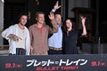 東京・高野山東京別院で行われた映画『ブレット・トレイン』のプロモーションイベントに参加した（左から）英俳優アーロン・テイラー＝ジョンソン、米俳優ブラッド・ピット、デヴィッド・リーチ監督、プロデューサーのケリー・マコーミック氏（2022年8月22日撮影）。(c)Richard A. Brooks / AFP