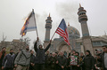イラン首都テヘランでイスラエル国旗と米国旗を燃やす人々（2020年1月3日撮影）。(c)AFP/ATTA KENARE