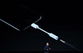 米サンフランシスコで行われたアップルの発表会で、「iPhone 7」などの新製品について説明するフィル・シラー上級副社長（2016年9月7日撮影）。(c)AFP/Josh Edelson