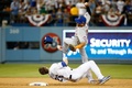15MLBプレーオフ、ナ・リーグ地区シリーズ（5回戦制）、ロサンゼルス・ドジャース対ニューヨーク・メッツ。スライディングを仕掛けたロサンゼルス・ドジャースのチェイス・アトリーと接触し、空中で体勢を崩すニューヨーク・メッツのルーベン・テハダ（2015年10月10日撮影）。(c)AFP/Getty Images/Sean M. Haffey