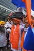 インドの首都にあるデリー国際空港で、アフガニスタンから退避してきたシーク教徒が持ち帰った同教の聖典「グル・グラント・サーヒブ」を運ぶ男性（2021年8月24日撮影）。(c)Money SHARMA / AFP