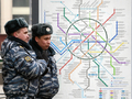 露モスクワ（Moscow）で、自爆攻撃があったルビャンカ（Lubyanka）駅前で警戒にあたる警官隊（2010年3月29日撮影）。(c)AFP