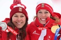北京冬季五輪、アルペンスキー女子複合。銀メダルを獲得したスイスのウェンディー・ホルドナー（左）と金メダルを獲得したスイスのミシェル・ギザン（2022年2月17日撮影）。(c) Dimitar DILKOFF / AFP