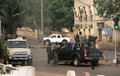 西アフリカ・マリの首都バマコ（Bamako）市街に集まる兵士（2012年3月21日撮影）。(c)AFP/HABIBOU KOUYATE