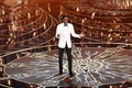 米カリフォルニア州ハリウッドのドルビー・シアターで開催された第88回アカデミー賞授賞式で司会を務めるクリス・ロック（2016年2月28日撮影）。(c)AFP/Getty Images/Kevin Winter