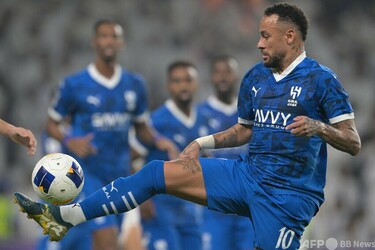 ネイマール、途中出場も負傷交代 大けがからの復帰2戦目 写真1枚 国際