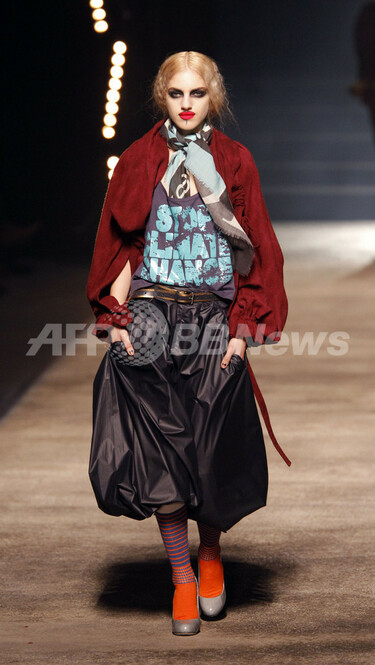 ヴィヴィアンウエストウッド　イタリア製　一回着用　コレクション　スカート 10/11年秋冬パリコレクション＞ヴィヴィアン・ウエストウッド、新作を