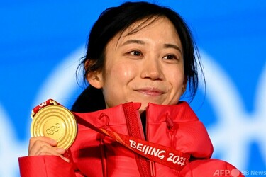 高木美帆に金メダル授与 Sスケート女子1000m、北京冬季五輪 写真10枚