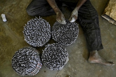 盛大に祝おう！ スリランカ正月に向け準備着々 爆竹制作中