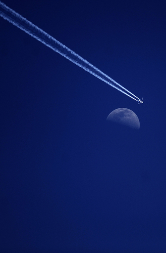 月のぼる空に飛行機雲、イタリア