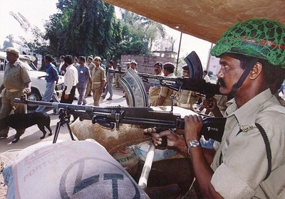 インド東部で毛沢東派勢力が警察署を襲撃、警官ら14人を殺害