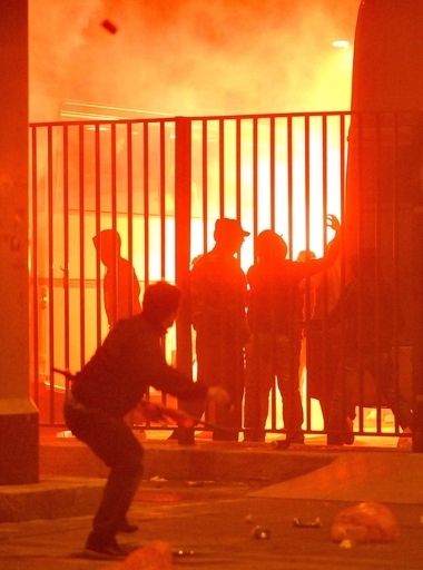 イタリア対セルビア戦の暴動、UEFAが処分検討へ