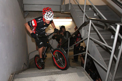 自転車で上る超高層ビル、3139段 台湾