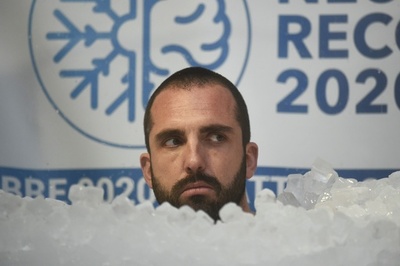 氷の中で2時間35分、仏医療従事者が世界新記録