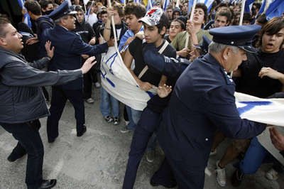 北キプロス「独立」24周年式典、南側では抗議デモ