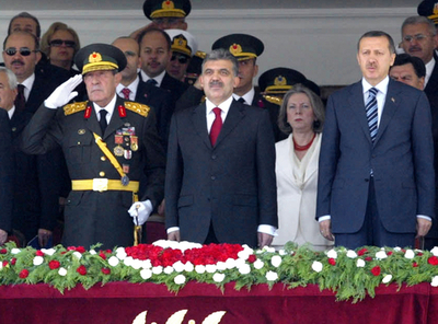 トルコ初のイスラム系大統領夫人、軍の式典に招かれず