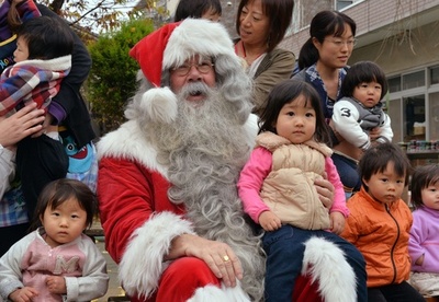 フィンランドから来たサンタさん、都内の保育園を訪問