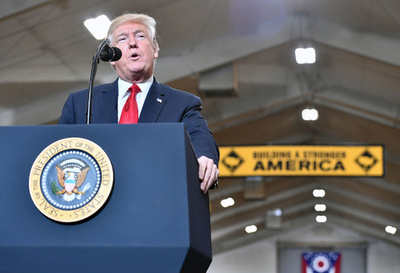 トランプ米大統領の支持率上昇、42％に