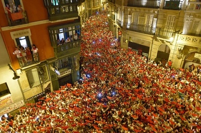 スペインの牛追い祭りが閉幕、今年は負傷者42人