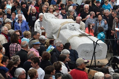 フランスの「聖人の谷」に100体目の聖人像が到着