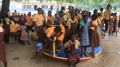 学校の回転遊具で発電、ガーナの島の試み