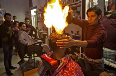 まるでマジック！ 火を使って縮毛矯正 パレスチナ難民キャンプ