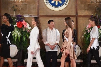 強面の比大統領も緊張気味？ ミス・ユニバース各国代表が表敬訪問