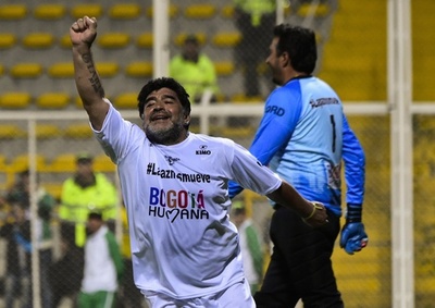 マラドーナ氏がコロンビアの和平交渉支援マッチでプレー