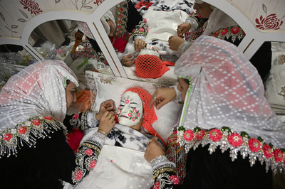 【今日の1枚】冬の花嫁に特別な化粧 ブルガリア